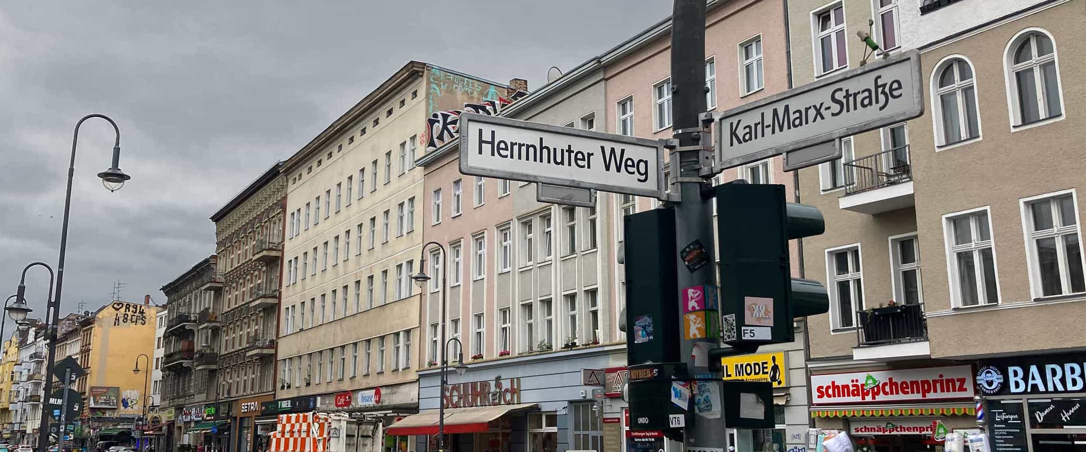 Straßenschild vom Herrnhuter Weg mit Logoaufkleber