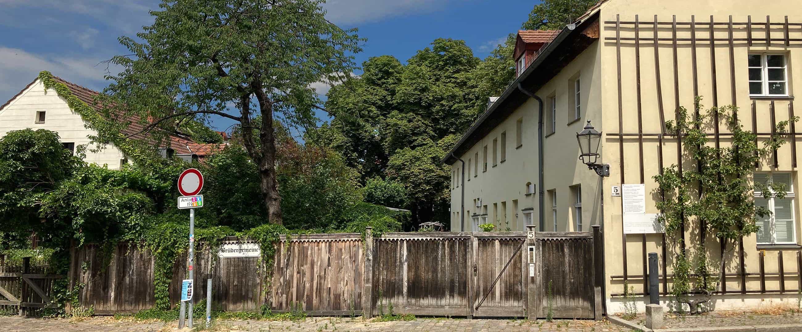 Rixdorf mit einem Aufkleber des Logos des Bläsertreffens an einem Straßenschild